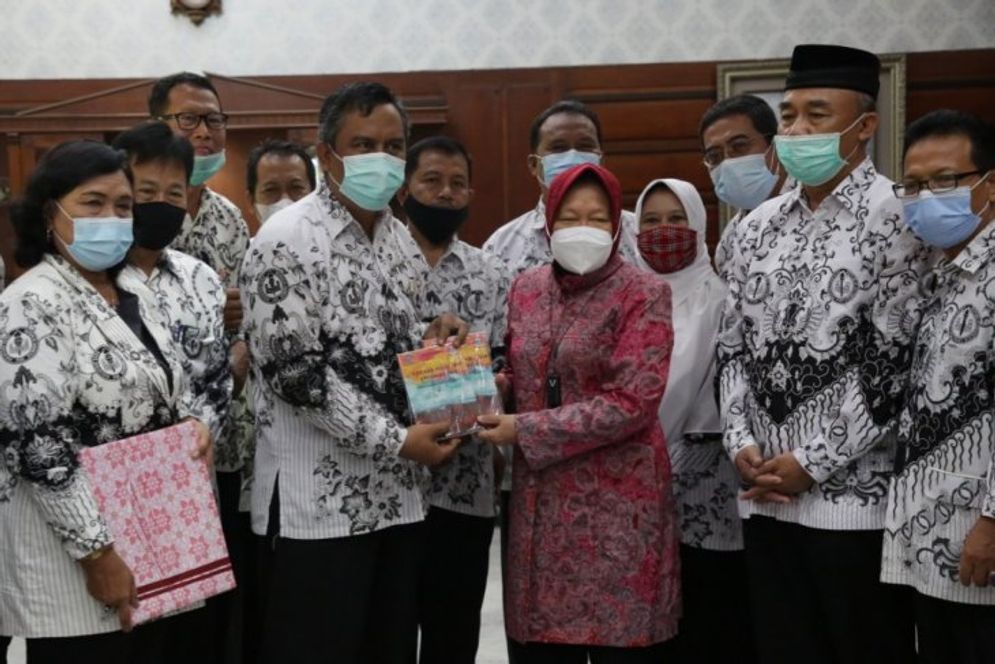 Wali Kota Risma mendapat penghargaan dari PGRI Surabaya