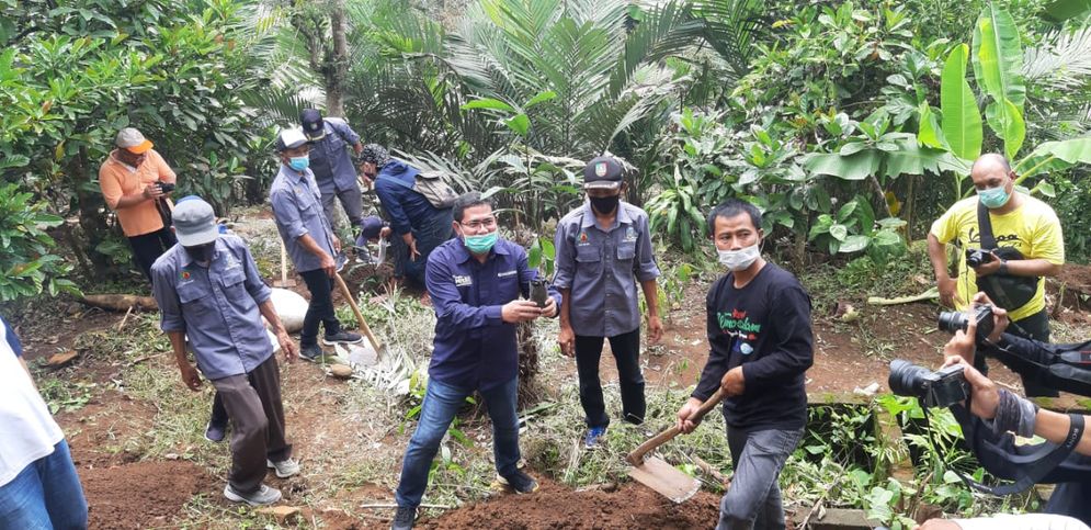 Deputi Kepala Perwakilan BI Jatim, Harmanta menanam bibit kopi secara simbolis di Wonosalam Jombang, Sabtu (28/11/2020) lalu.