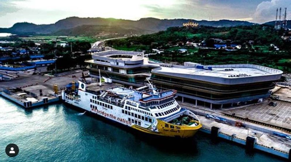 Kapal Ferry bersandar di Pelabuhan Bakauhueni Lampung.