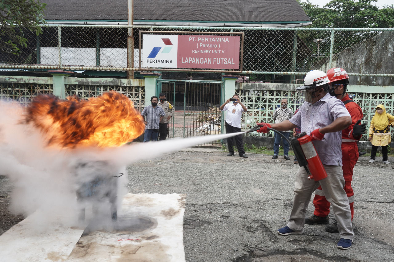 Edukasi penanganan kebakaran kecil oleh Pertamina ke masyarakat sekitar, pada Rabu (2/12/2020)