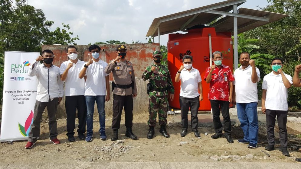 Penyerahan CSR PNL Peduli berupa tandon air untuk warga Eromoko Wonogiri