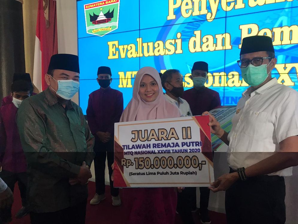 Gubernur Sumbar Irwan Prayitno menyerahkan bonus kepada kaffilah pemenang MTQ Nasional 2020 di Padang. Foto: ist