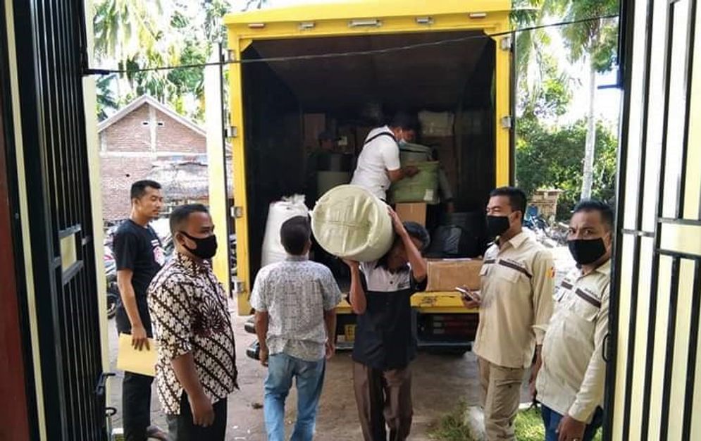 Pendistribusian Alat Pelindung Diri (APD) oleh KPU Kabupaten Pesisir Selatan pada Panitia Pemilihan Kecamatan (PPK). Foto: ist