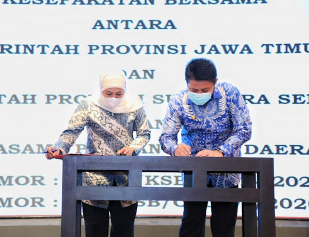 Gubernur Jatim Khofifah Indar Parawansa menandatangani kesepakatan dengan Gubernur Sumsel Herman Deru