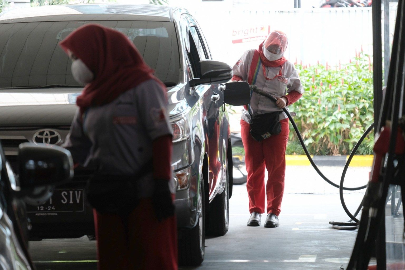 Pengisian bahan bakar di Stasiun Pengisian Bahan Bakar Umum (SPBU), di kawasan Kuningan, Jakarta, 10 Agustus 2020 lalu. Foto: Ismail Pohan/TrenAsia