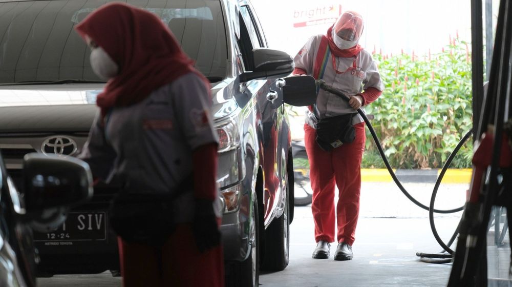 Pengisian bahan bakar di Stasiun Pengisian Bahan Bakar Umum (SPBU), di kawasan Kuningan, Jakarta, 10 Agustus 2020 lalu. Foto: Ismail Pohan/TrenAsia