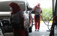 Pengisian bahan bakar di Stasiun Pengisian Bahan Bakar Umum (SPBU), di kawasan Kuningan, Jakarta, 10 Agustus 2020 lalu. Foto: Ismail Pohan/TrenAsia