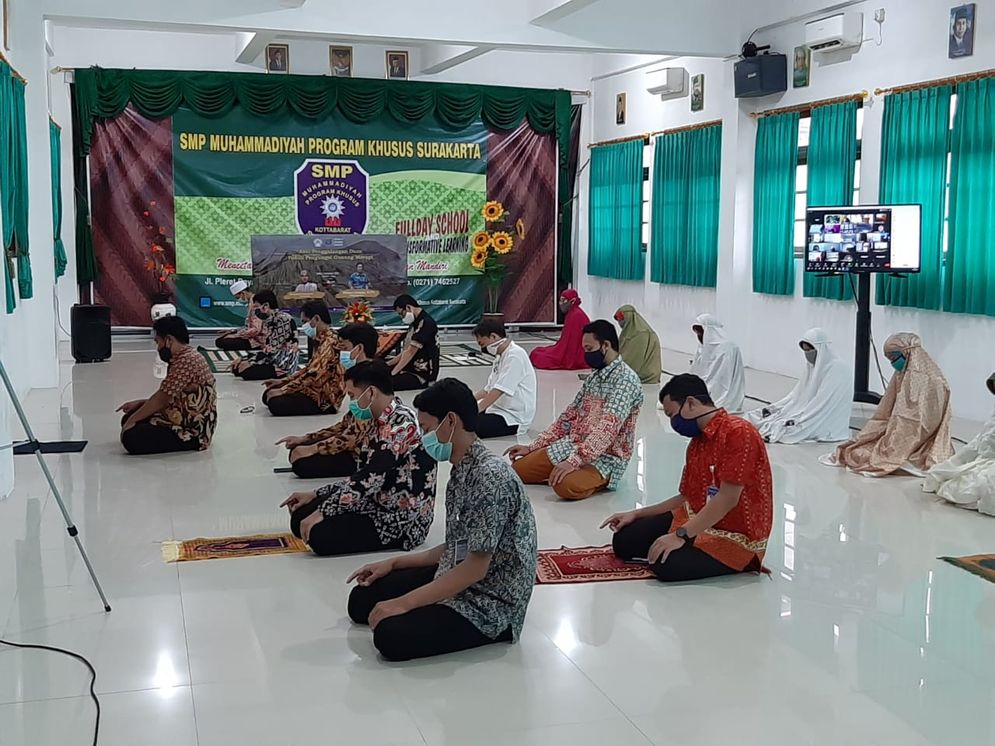 Doa bersama SMP Muh PK Kottabarat untuk bencana merapi