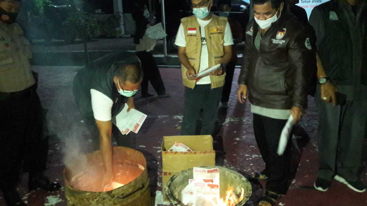 KPU Balikpapan Musnahkan Surat Suara rusak
