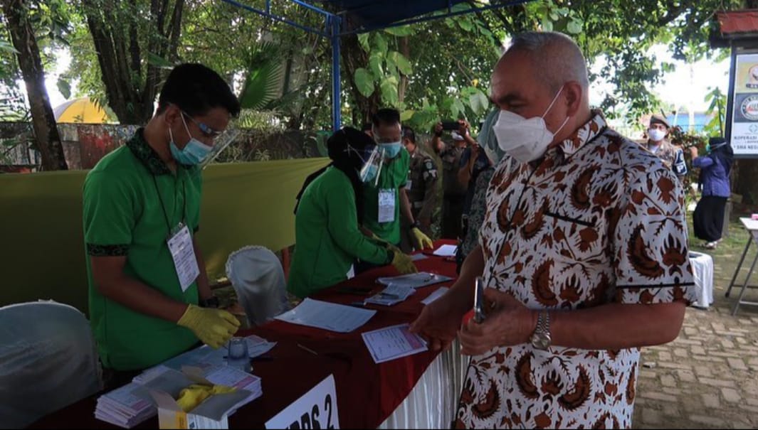 Gubernur Kaltim Isran Noor saat menggunakan hak suaranya pada Pilkada di Samarinda, Rabu (9/12/2020)