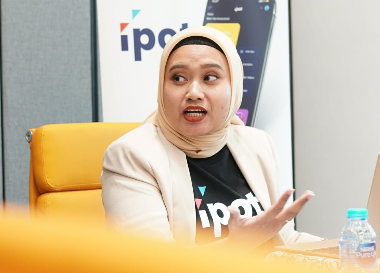 Head of Marketing PT Indo Premier Sekuritas, Paramita Sari saat memberikan keterangan waspada modus penipuan