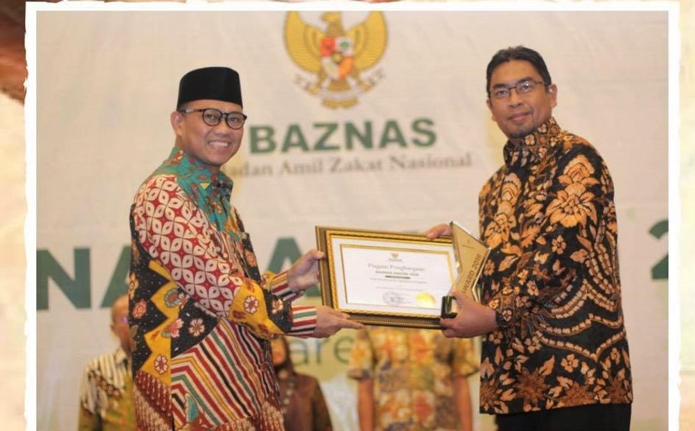 Direktur Utama PT Semen Padang Yosviandri menerima penghargaan dari Baznas Award 2018 di kategori Unit Pengumpul Zakat Baznas Terbaik. Foto: ist