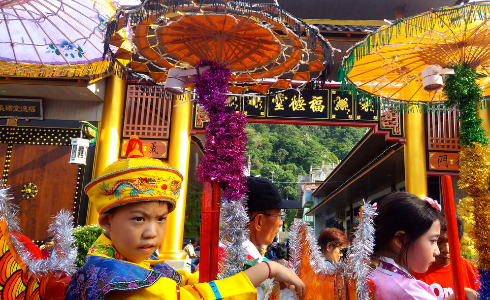 Para anak-anak tengah menaiki sipasan yang merupakan bagian dari Festival Cap Go Meh di Padang yang diselenggarakan pada tahun 2019 lalu. Foto: KabarMinang