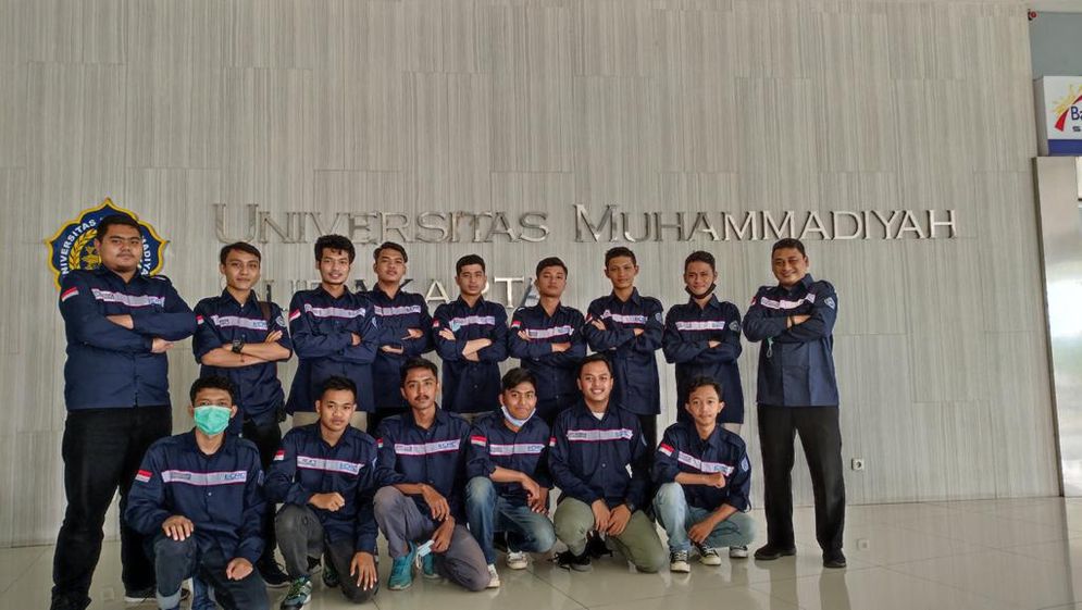 Para mahasiswa dan pembimbing yang tergabung dalam Tim Mobil Hemat Energi ECRC Trisula saat berfoto bersama