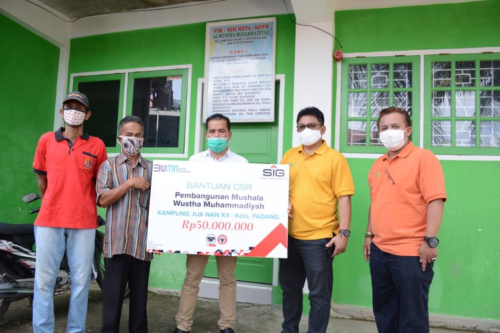 Kasie Bina Lingkungan CSR Semen Padang Masykur Rauf foto bersama dengan pengurus Musala Wustha Muhammadyah Kota Padang di sela-sela penyerahan bantuan SIG