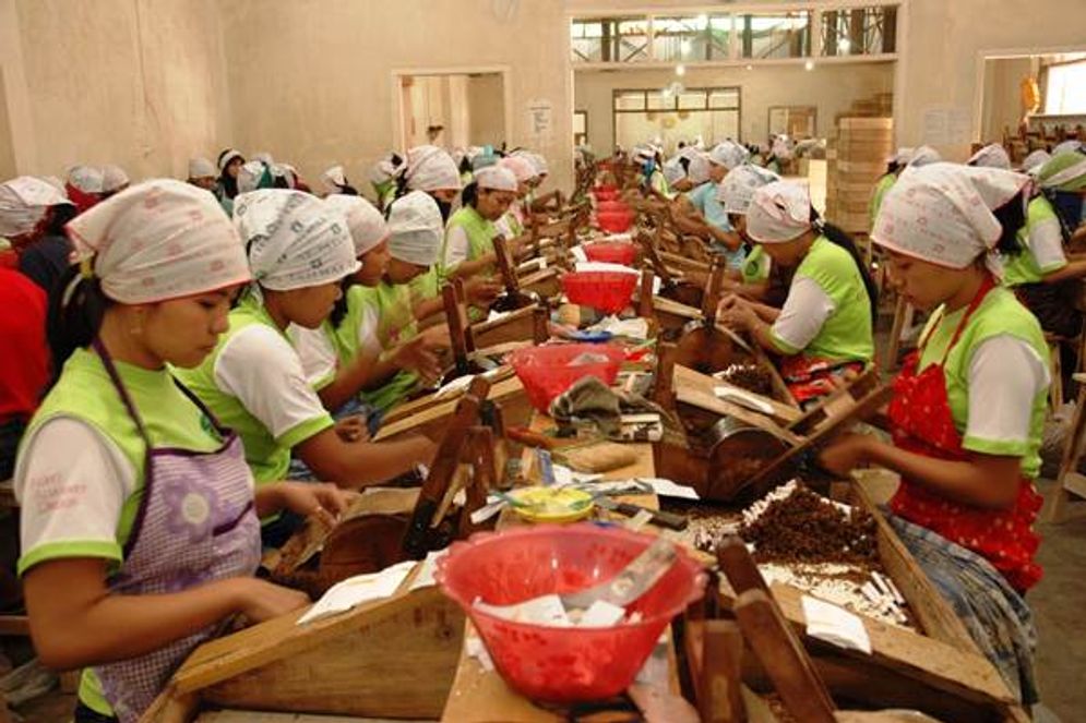 Pekerja di sebuah perusahaan di Surabaya