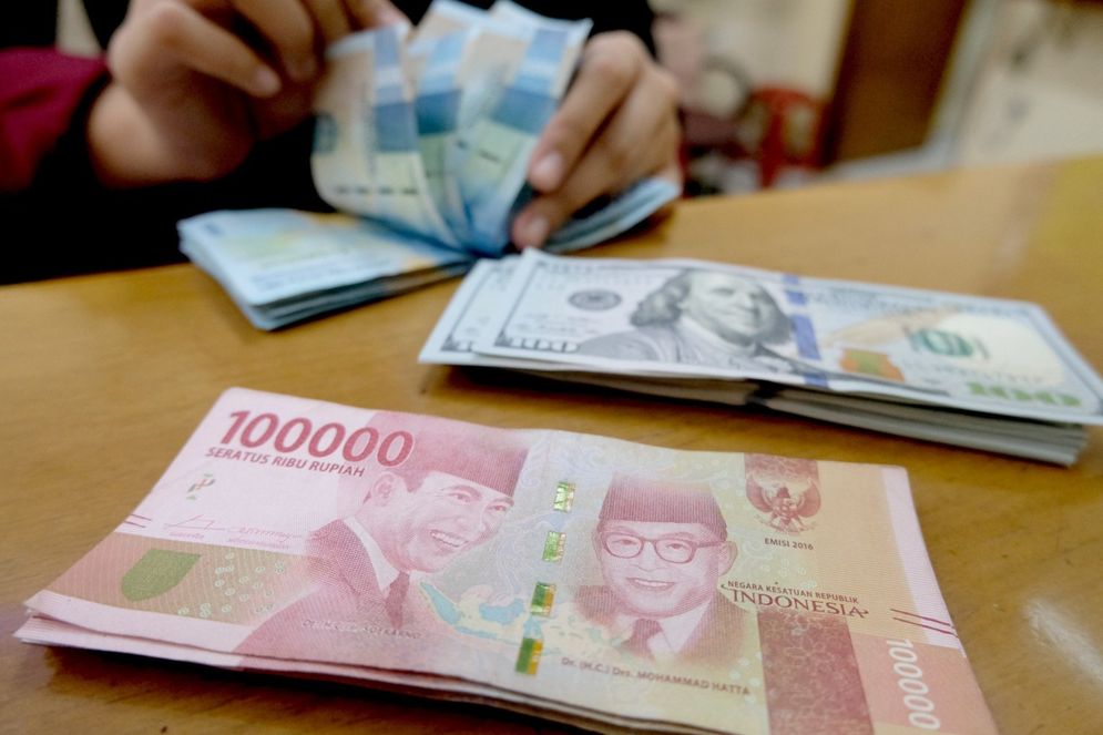 Karyawan menghitung mata uang Rupiah di salah satu tempat penukaran uang atau Money Changer di kawasan Melawai, Jakarta, Senin, 9 November 2020. Foto: Ismail Pohan/TrenAsia