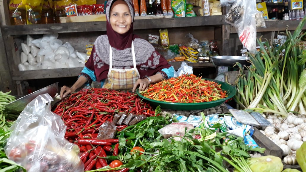 Pedagang di pasar tradisional Balikpapan menjual sayuran