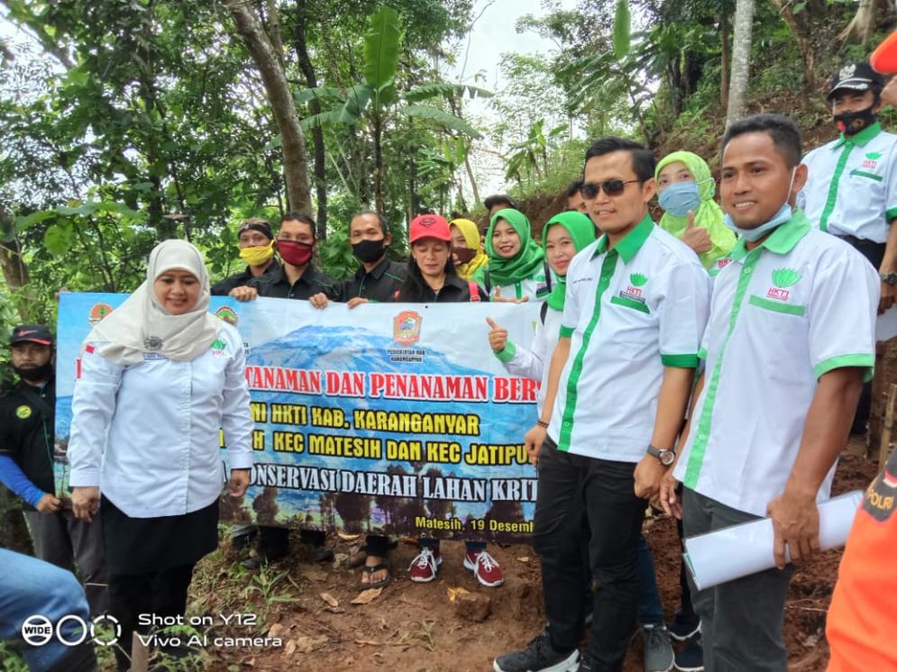 Aksi tanam pohon oleh pemuda tani HKTI Karanganyar di Matesih dan Jatipuro