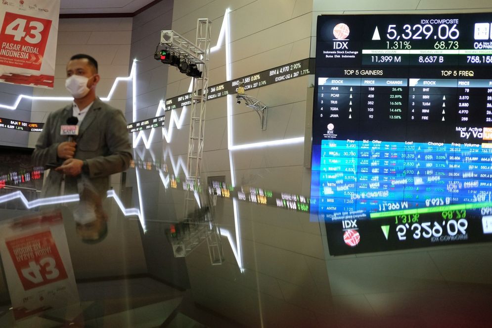 Awak media melakukan peliputan dengan latar belakang layar pergerakan indeks harga saham gabungan (IHSG) di gedung Bursa Efek Indonesia (BEI), Jakarta, Jum'at, 6 November 2020. Foto: Ismail Pohan/TrenAsia