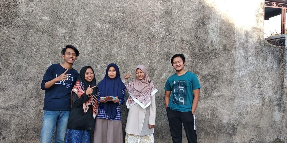 Tim mahasiswa UNS yang meneliti abon buah jambu mete