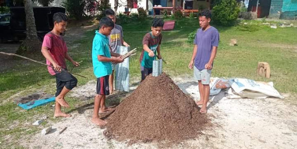 Anak-anak Panti Asuhan KAUM mengolah kotoran sapi menjadi pupuk. Foto: Dok Mentawai