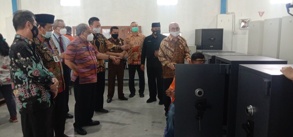 Kepala Disperindag Provinsi Jateng mewakili Gubernur Jateng meresmikan PT Indosat Berkat Bersama di Kartasura Sukoharjo