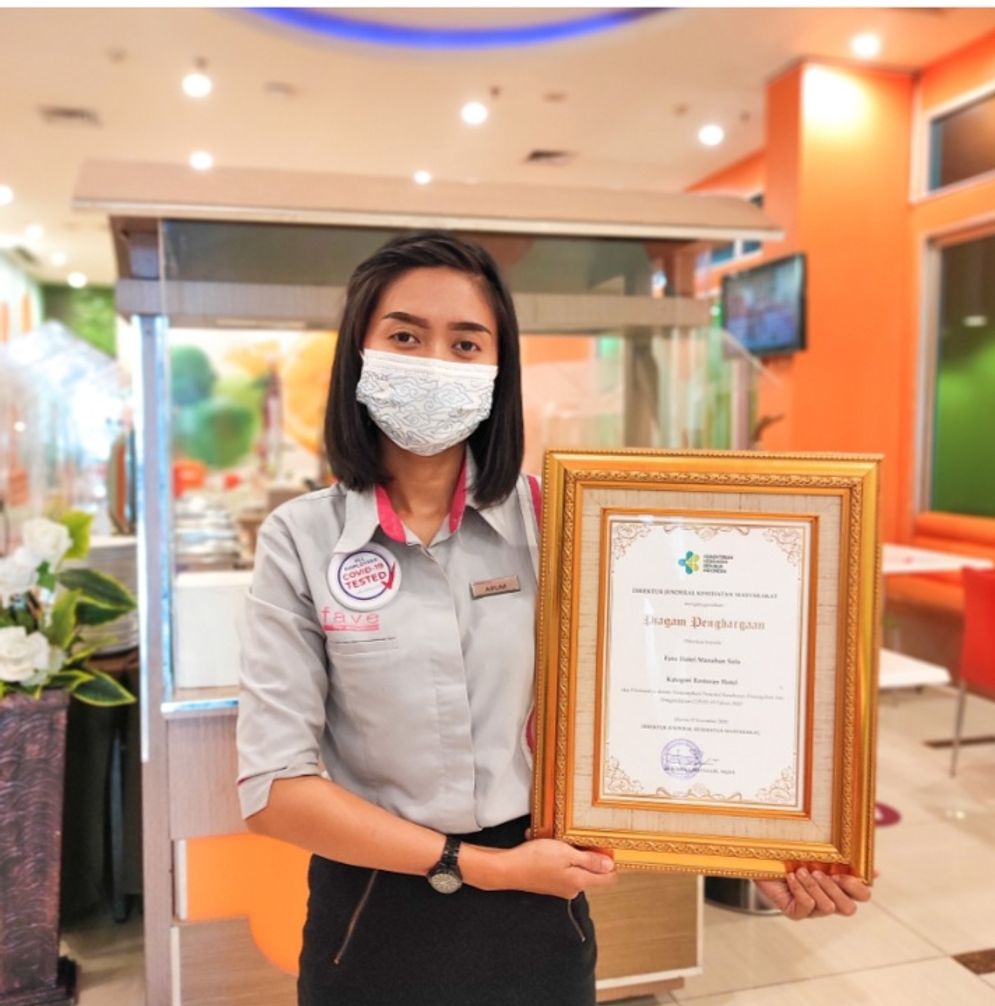 Penghargaan dari Kemenkes RI yang diterima Favehotel Solo Manahan