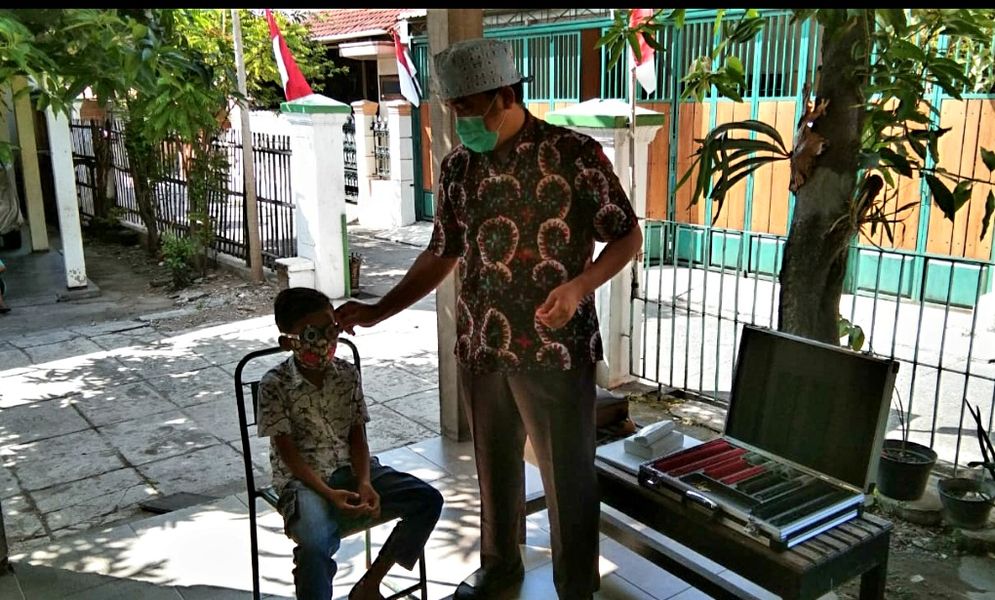 Sosialisasi kelainan refraksi atau low vision oleh tim RG UNS 