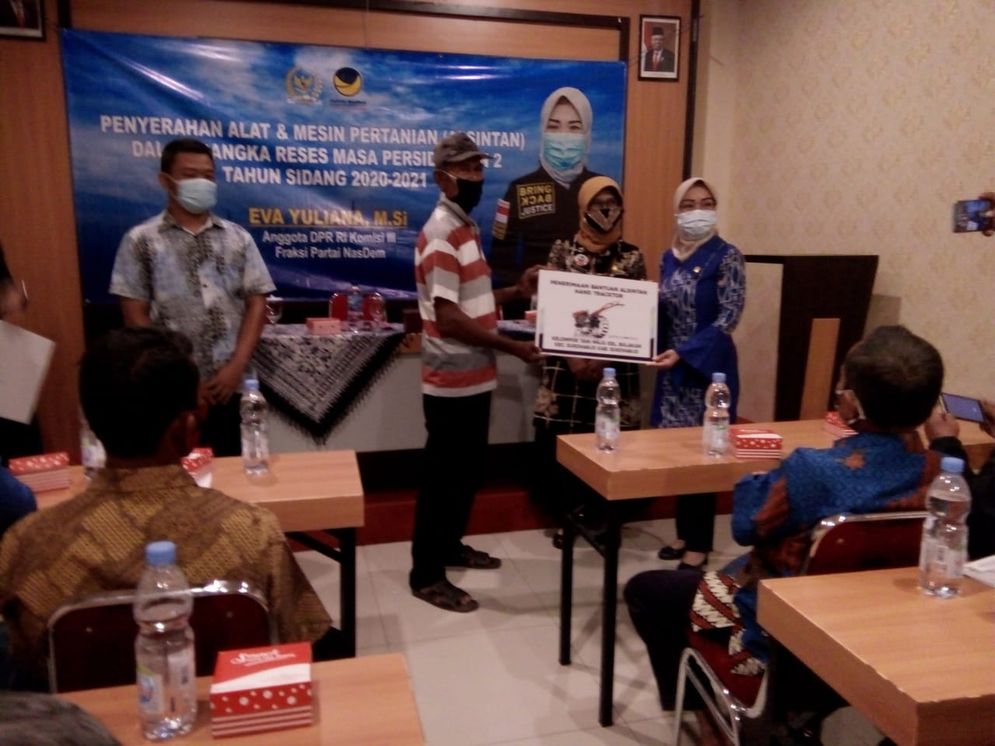 Penyerahan bantuan alsintan oleh Anggota DPRRI Eva Yuliana pada petani Sukoharjo