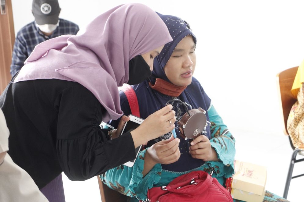 Dosen dari Departemen Teknik Material dan Metalurgi yang tergabung dalam tim tersebut, Azzah Dyah Pramata mempraktikan cara menggunakan termometer berbasis suara.