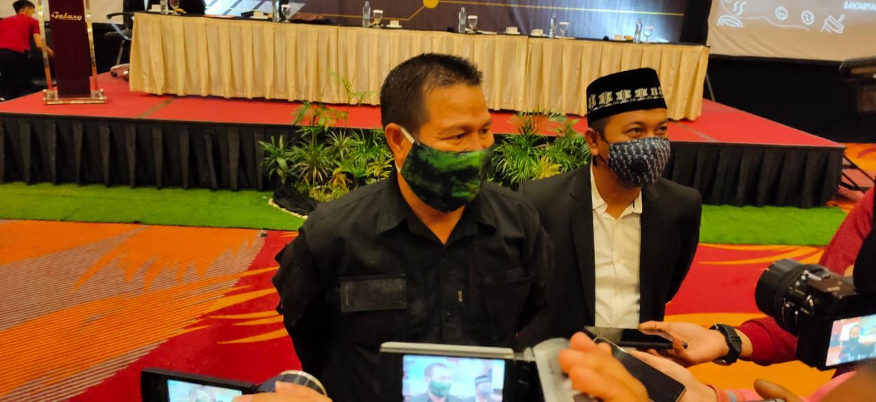 Ketua KPU Kalsel Sarmuji dan anggota Bawaslu Kalsel Aries Mardiono