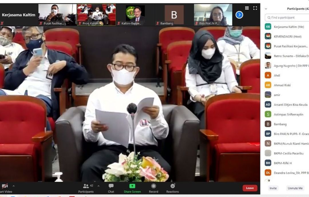 Asisten Perekonomian dan Administrasi Pembangunan Setda Provinsi Kaltim Abu Helmi menghadiri virtual zoom meeting dengan pejabat Kemendagri membahas rencana kerja sama Pemprov Kaltim dengan CRLG 