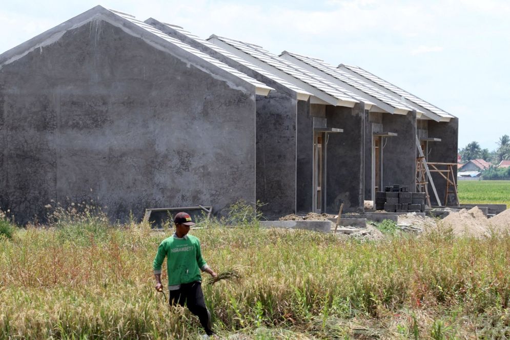 Warga beraktivitas di komplek perumahan bersubsidi kawasan Kecamatan Mauk Kabupaten Tangerang, Banten, Jum'at, 23 Oktober 2020. Foto:Panji Asmoro/TrenAsia