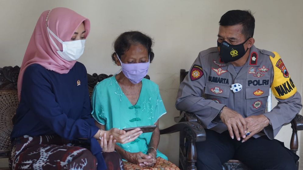 Eva Yuliana dan Wakapolres Sukoharjo saat mengunjung jemaat gereja yang melaksanakan natal dari rumah