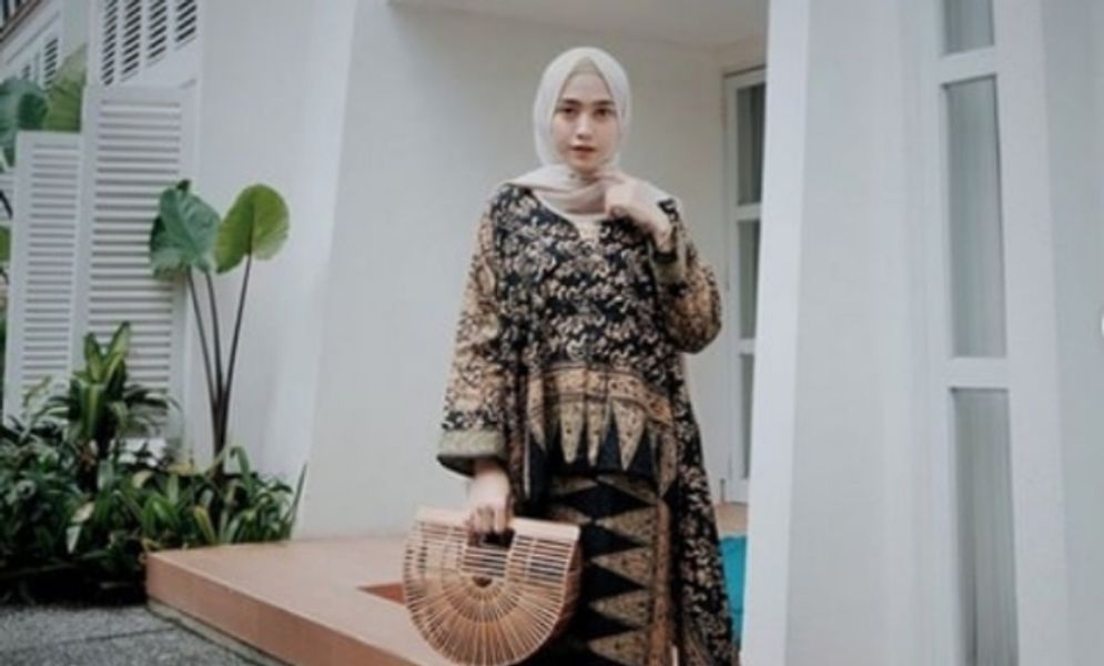 Ilustrasi pemakaian batik.