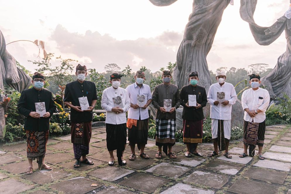 YJMU merilis buku “Sarasastra: Pusparagam Pemikiran Kebudayaan Bali” di Taman Dedari Restaurant, Ubud Sabtu (26/12/2020).