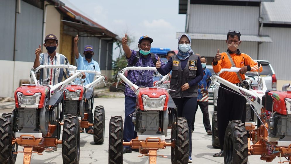 Anggota DPR-RI Eva Yuliana saat menyerahkan bantuan alsintan untuk petani Sukoharjo di kecamatan Tawangsari
