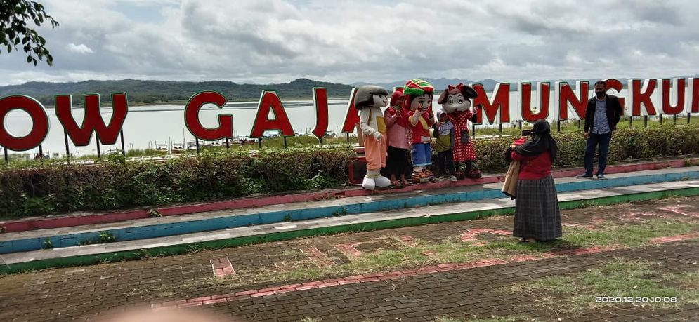 Objek wisata Waduk Gajah Mungkur Wonogiri yang juga ditutup