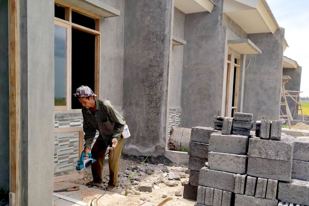 Pekerja menyekesaikan pembangunan perumahan bersubsidi kawasan Kecamatan Mauk Kabupaten Tangerang, Banten, Jum'at, 23 Oktober 2020. Foto: Panji Asmoro/TrenAsia