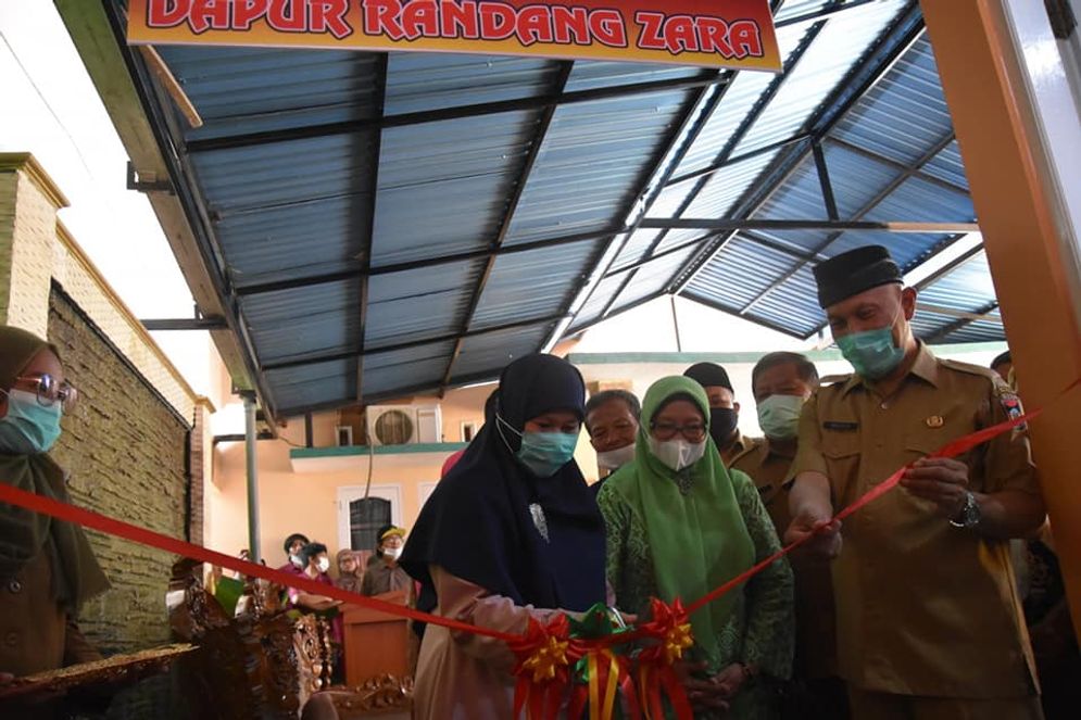  Ketua Dekranasda Kota Padang Ny. Harneli Mahyeldi melakukan pemotongan pita yang didampingi oleh Wali Kota Padang Mahyeldi saat meresmikan Gedung Produksi IKM. Foto: ist