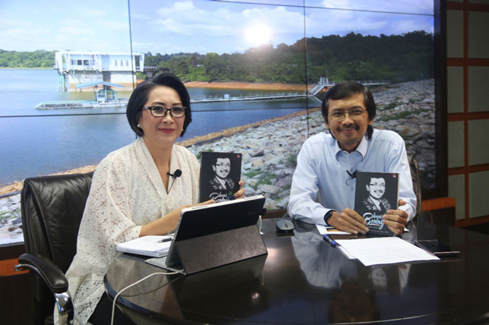  Presiden Direktur ATB Benny Andrianto saat menunjukan buku Kopi Benny dalam kegiatan Zoom bersama ATB (ZoomBA)