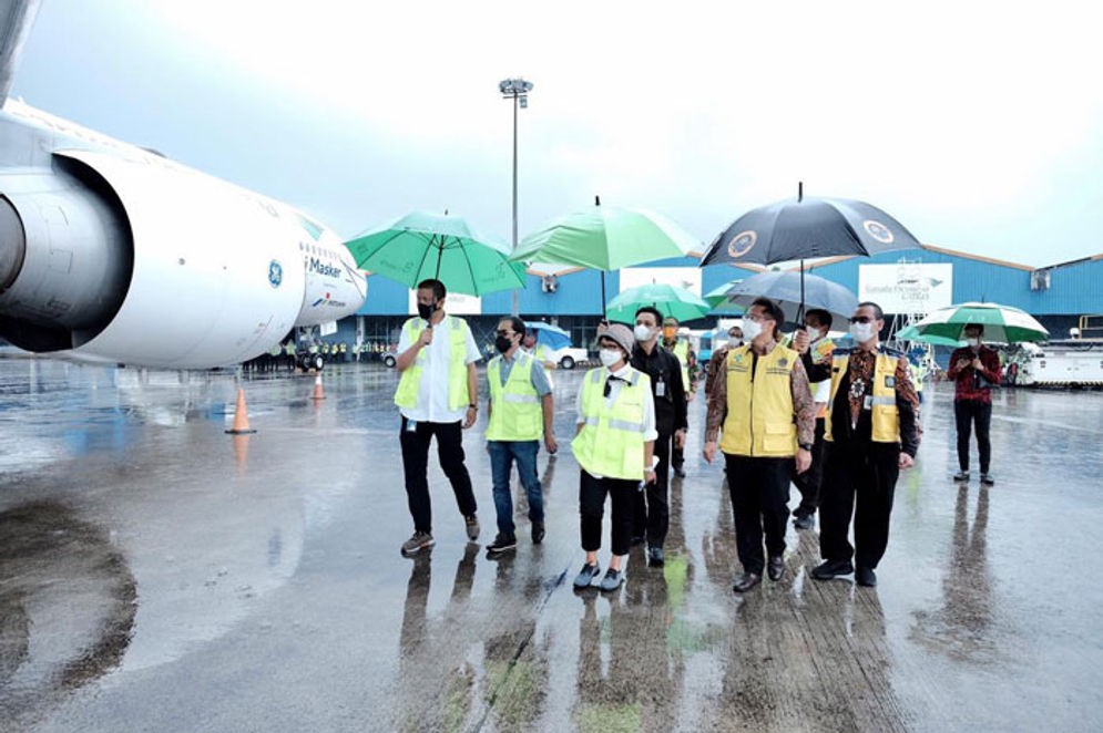 Menteri Luar Negeri Retno Marsudi , bersama Menkes Budi Gunadi Sadikin mencek langsung kedatangan 1,8 vaksin Sinovac. (31/12/2020).