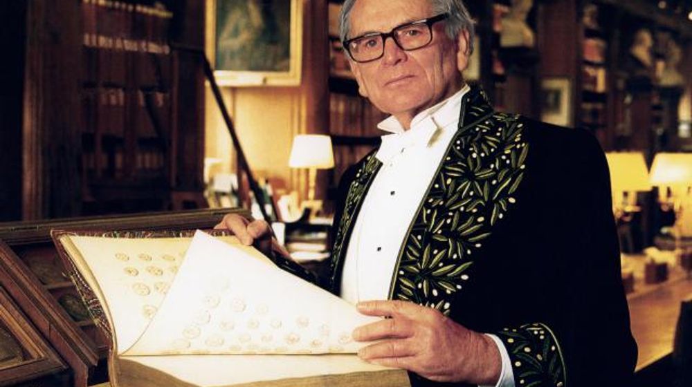 <p>Pierre Cardin menerima gelar di Academy of Fine Arts di French Institute, 1992. Dok: Pierrecardin.com. </p>
