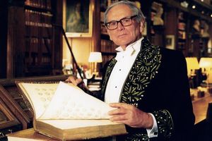 <p>Pierre Cardin menerima gelar di Academy of Fine Arts di French Institute, 1992. Dok: Pierrecardin.com. </p>
