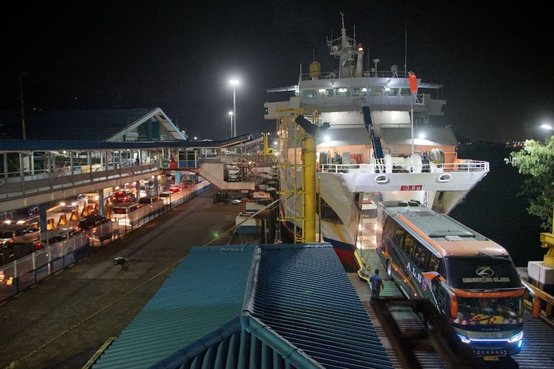 <p>Arus Berangkat Penyeberangan di Pelabuhan Merak, Banten, pada Rabu, 23 Desember 2020. / ASDP</p>
