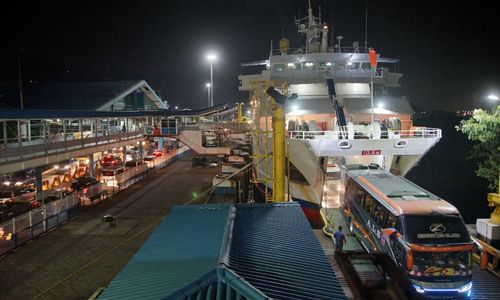 <p>Arus Berangkat Penyeberangan di Pelabuhan Merak, Banten, pada Rabu, 23 Desember 2020. / ASDP</p>

