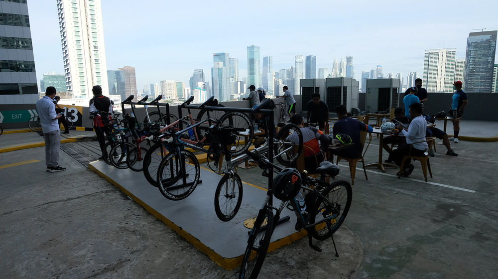 <p>Sejumlah pesepeda beristirahat di rooftop pusat perbelanjaan Mal Kuningan City, Jakarta, Sabtu, 19 Desember 2020. Foto: Ismail Pohan/TrenAsia</p>
