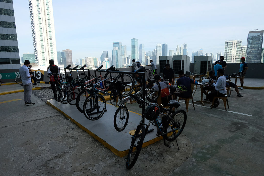 <p>Sejumlah pesepeda beristirahat di rooftop pusat perbelanjaan Mal Kuningan City, Jakarta, Sabtu, 19 Desember 2020. Foto: Ismail Pohan/TrenAsia</p>
