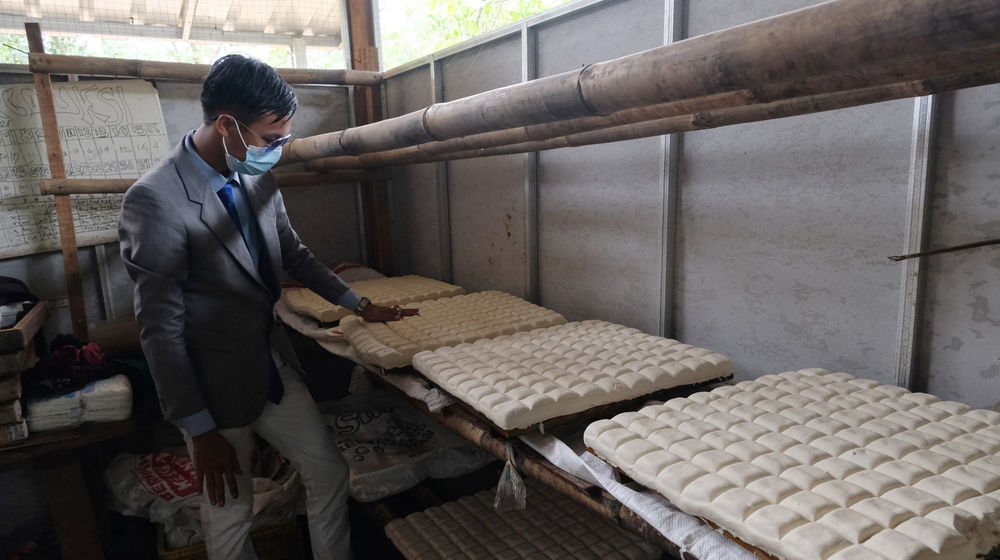 <p>Pekerja mengenakan busana formil jas, kemeja, dan berdasi layaknya pekerja kantoran memproduksi tahu di industri rumahan Usaha Mikro Kecil Menengah (UMKM) kawasan Sukaraja, Kabupaten Bogor, Jawa Barat, Senin, 14 Desember 2020. Foto : Ismail Pohan/TrenAsia</p>
